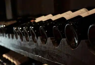 Bouteilles de vin en cave